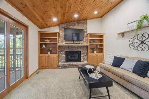Living - 506 S Covenant Ln, Appleton, WI 54915 photo 5 of 6