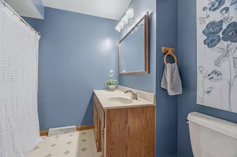Bath - 506 S Covenant Ln, Appleton, WI 54915 photo 3 of 3
