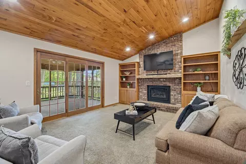 Living - 506 S Covenant Ln, Appleton, WI 54915 photo 4 of 6