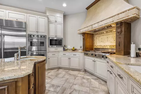 Kitchen - 2828 E Apple Hill Blvd, Appleton, WI 54913 photo 5 of 7