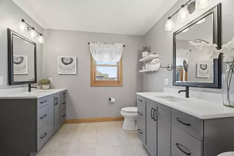 Bath - 3208 S Solitude Ln, Appleton, WI 54915 photo 2 of 7