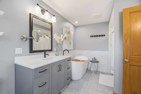 Bath - 3208 S Solitude Ln, Appleton, WI 54915 photo 3 of 7
