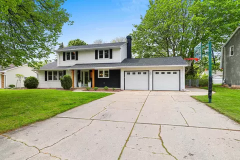 544 Hilltop Dr, Green Bay, WI 54301