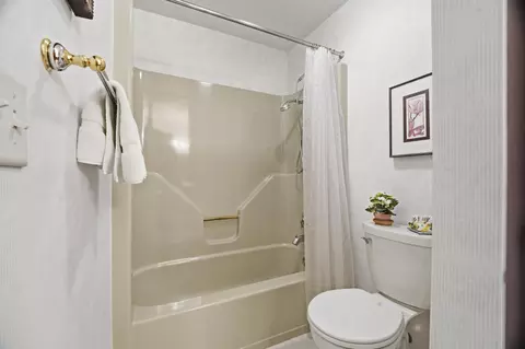 Bath - 847 E Windfield Pl, Appleton, WI 54911 photo 3 of 4