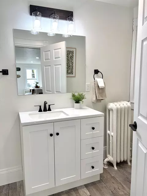 Bath - 406 W 5th St, Appleton, WI 54911 photo 2 of 5