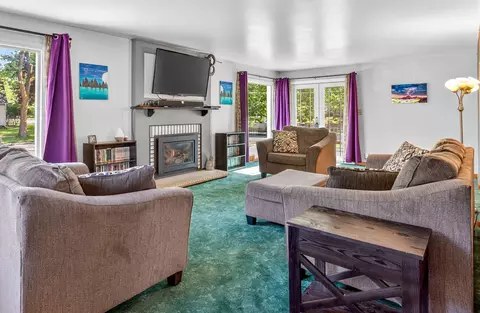 Living - 549 N Linwood Ave, Appleton, WI 54914 photo 2 of 5
