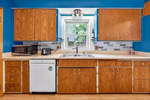Kitchen - 549 N Linwood Ave, Appleton, WI 54914 photo 2 of 5