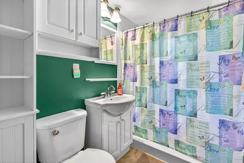 Bath - 549 N Linwood Ave, Appleton, WI 54914 photo 2 of 3