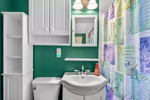 Bath - 549 N Linwood Ave, Appleton, WI 54914 photo 3 of 3