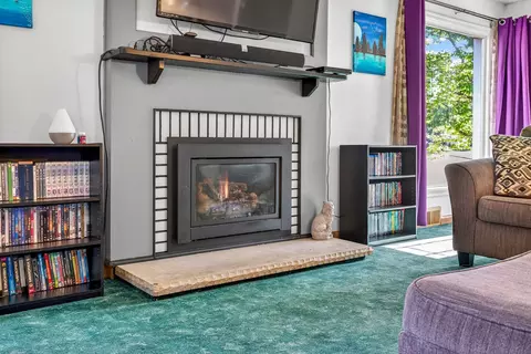 Living - 549 N Linwood Ave, Appleton, WI 54914 photo 4 of 5
