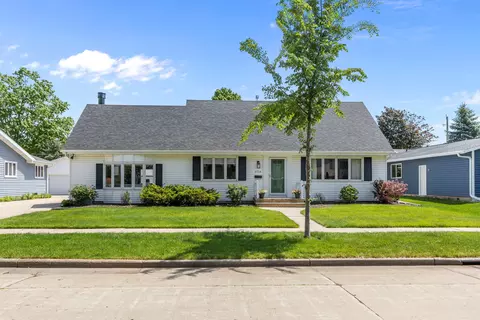 2714 N Elmwood Ct, Appleton, WI 54911