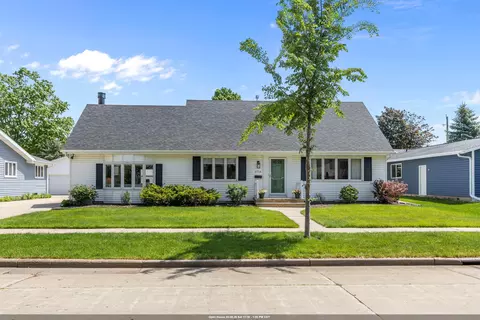 2714 N Elmwood Ct, Appleton, WI 54911