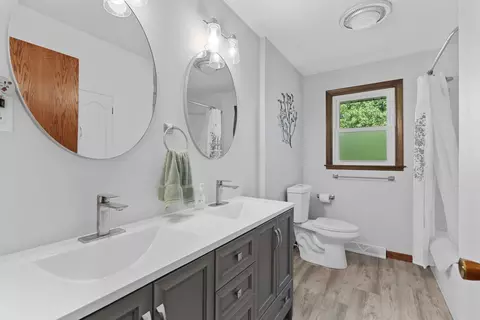 Bath - 618 E Harding Dr, Appleton, WI 54915 photo 1 of 1