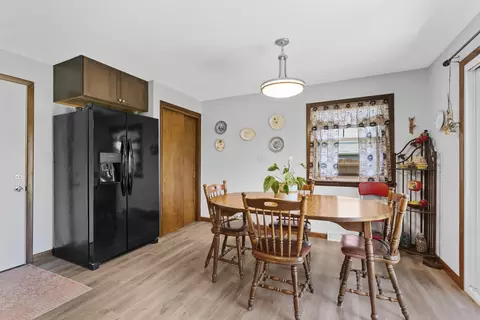 Dining - 618 E Harding Dr, Appleton, WI 54915 photo 2 of 2