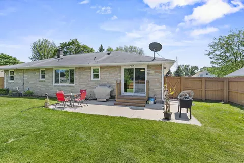 Exterior - 618 E Harding Dr, Appleton, WI 54915 photo 4 of 9