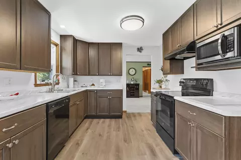 Kitchen - 618 E Harding Dr, Appleton, WI 54915 photo 2 of 5