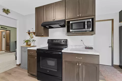 Kitchen - 618 E Harding Dr, Appleton, WI 54915 photo 4 of 5