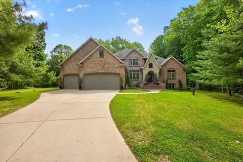 2813 River Forest Hills Dr, Pulaski, WI 54162