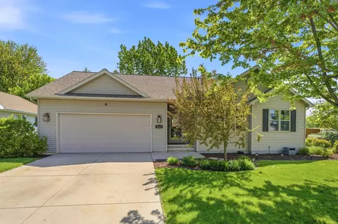 1121 Fieldview Dr, Menasha, WI 54952