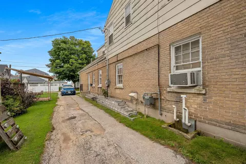 Exterior - 800 4th St, Algoma, WI 54201 photo 2 of 9
