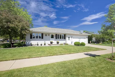 2909 S Summerset Dr, Appleton, WI 54915