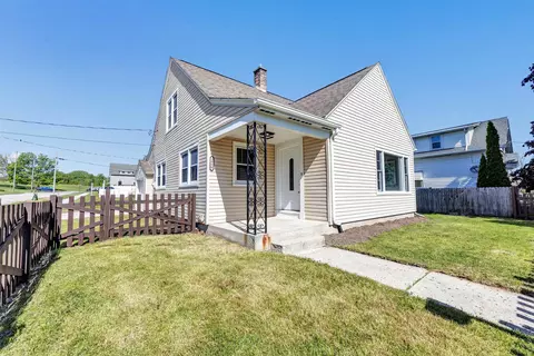 1954 S 9th St, Manitowoc, WI 54220