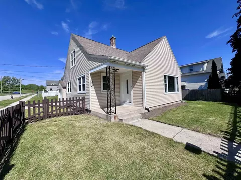 1954 S 9th St, Manitowoc, WI 54220