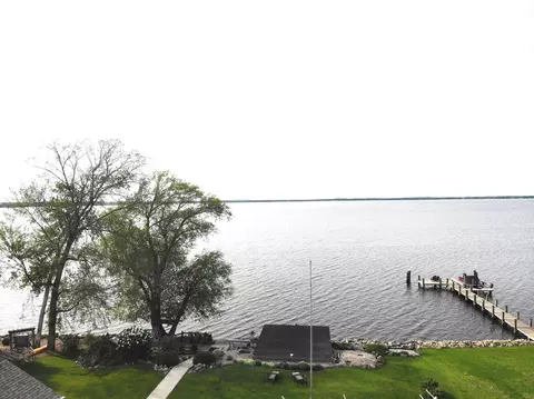 9512 Laura Ln, Winneconne, WI 54986 photo 2