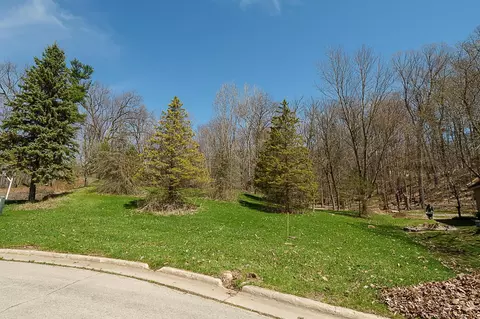 Wood Oaks Circle, Green Bay, WI 54302
