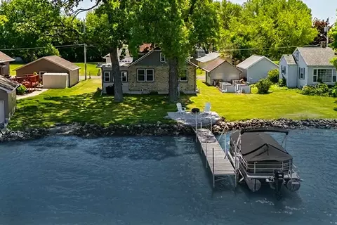 2432 Hickory Ln, Oshkosh, WI 54901