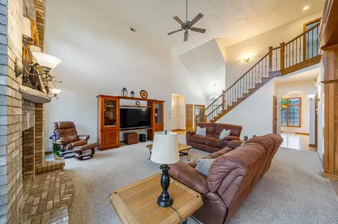 Living - 309 E Stratford Ln, Appleton, WI 54913 photo 2 of 4