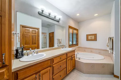 Bath - 309 E Stratford Ln, Appleton, WI 54913 photo 1 of 5