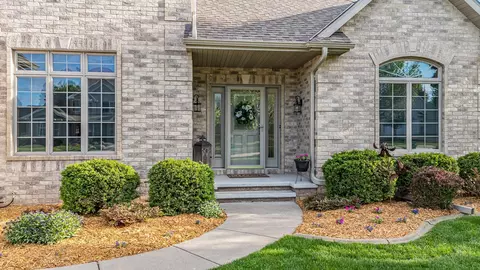 Exterior - 309 E Stratford Ln, Appleton, WI 54913 photo 4 of 11
