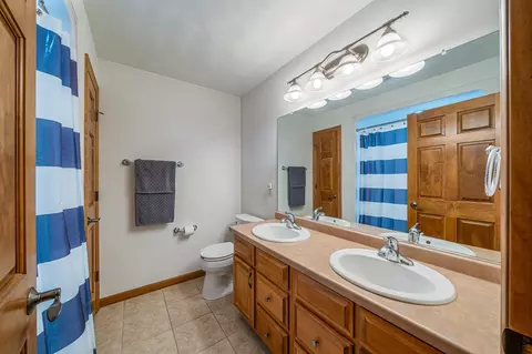 Bath - 309 E Stratford Ln, Appleton, WI 54913 photo 4 of 5