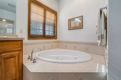 Bath - 309 E Stratford Ln, Appleton, WI 54913 photo 2 of 5