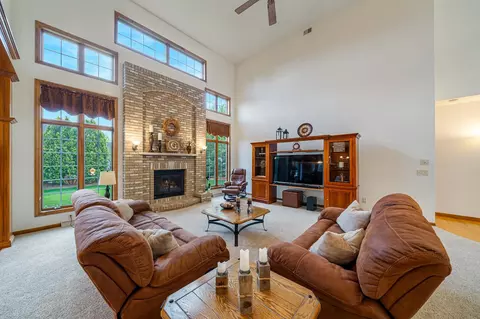 Living - 309 E Stratford Ln, Appleton, WI 54913 photo 3 of 4