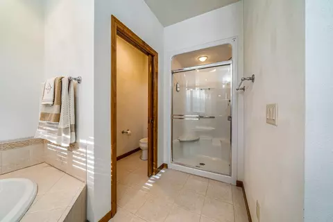 Bath - 309 E Stratford Ln, Appleton, WI 54913 photo 3 of 5