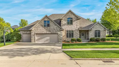 Exterior - 309 E Stratford Ln, Appleton, WI 54913 photo 2 of 11