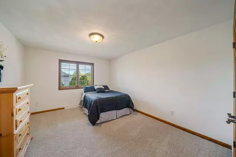 Bedroom - 309 E Stratford Ln, Appleton, WI 54913 photo 5 of 9