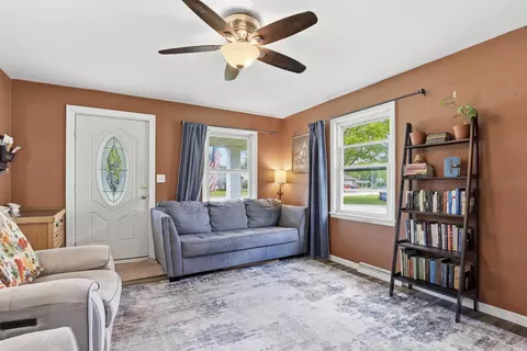 Living - 1420 N Owaissa St, Appleton, WI 54911 photo 2 of 3