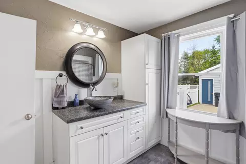 Bath - 1420 N Owaissa St, Appleton, WI 54911 photo 2 of 4