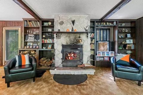 Living - n6814 Springbrook Road, Cecil, WI 54111 photo 4 of 5