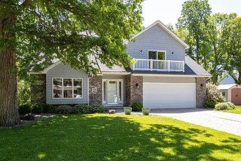 1752 Hunters Glen Dr, Oshkosh, WI 54904