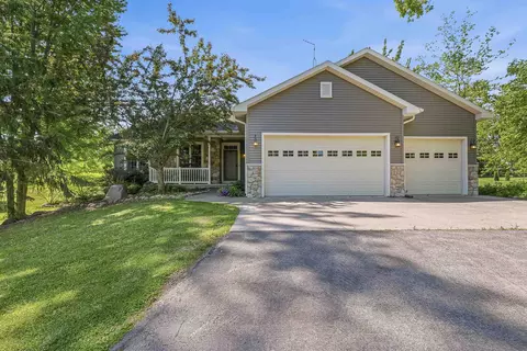 w7974 Thomaswood Trail, Fond Du Lac, WI 54937
