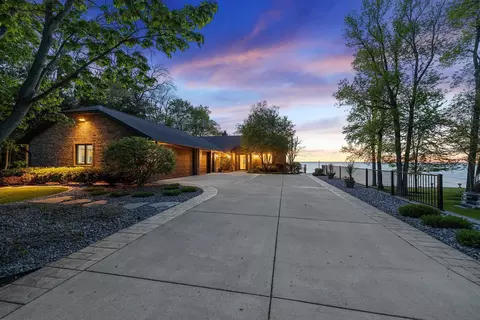 5035 Edgewater Beach Rd, Green Bay, WI 54311