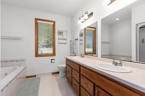 Bath - 3497 Rosenberry Ct, Appleton, WI 54914 photo 2 of 5