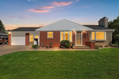 906 Bluebird St, De Pere, WI 54115