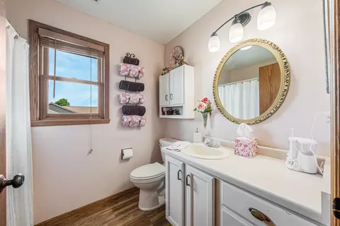 Bath - w6108 Long Court, Appleton, WI 54914 photo 4 of 5