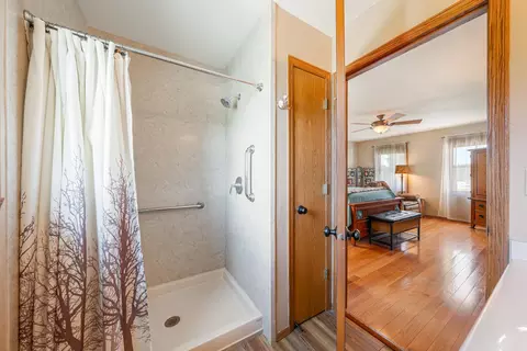 Bath - w6108 Long Court, Appleton, WI 54914 photo 3 of 5