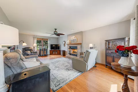 Living - w6108 Long Court, Appleton, WI 54914 photo 4 of 4
